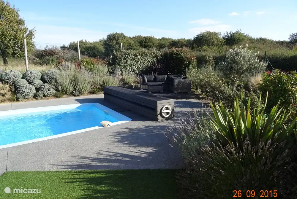 Luxuriöses Lounge-Bereich am Pool.