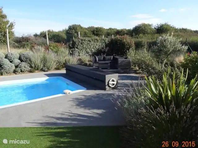 Villa individuelle 8 p piscine | France, Vendée, Château-d'Olonne - villa Salon luxueux au bord de la piscine.