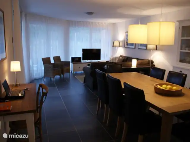 Villa individuelle 8 p piscine | France, Vendée, Château-d'Olonne - villa Séjour spacieux avec coin salon, table à manger pour 8 personnes et table de travail.