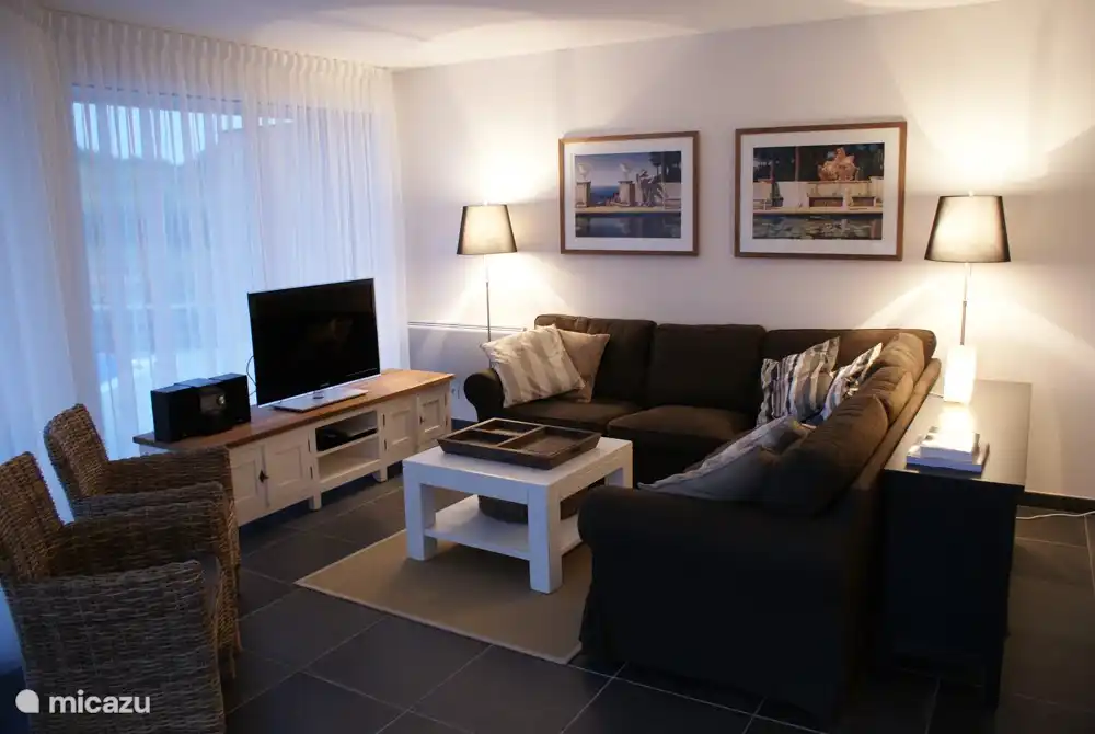 Sitzecke mit großer Flatscreen-TV, DVD-Player und Audio-System