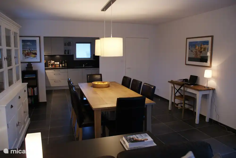 Esstisch für 8 Personen und eine offene Küche, in der nichts fehlt.