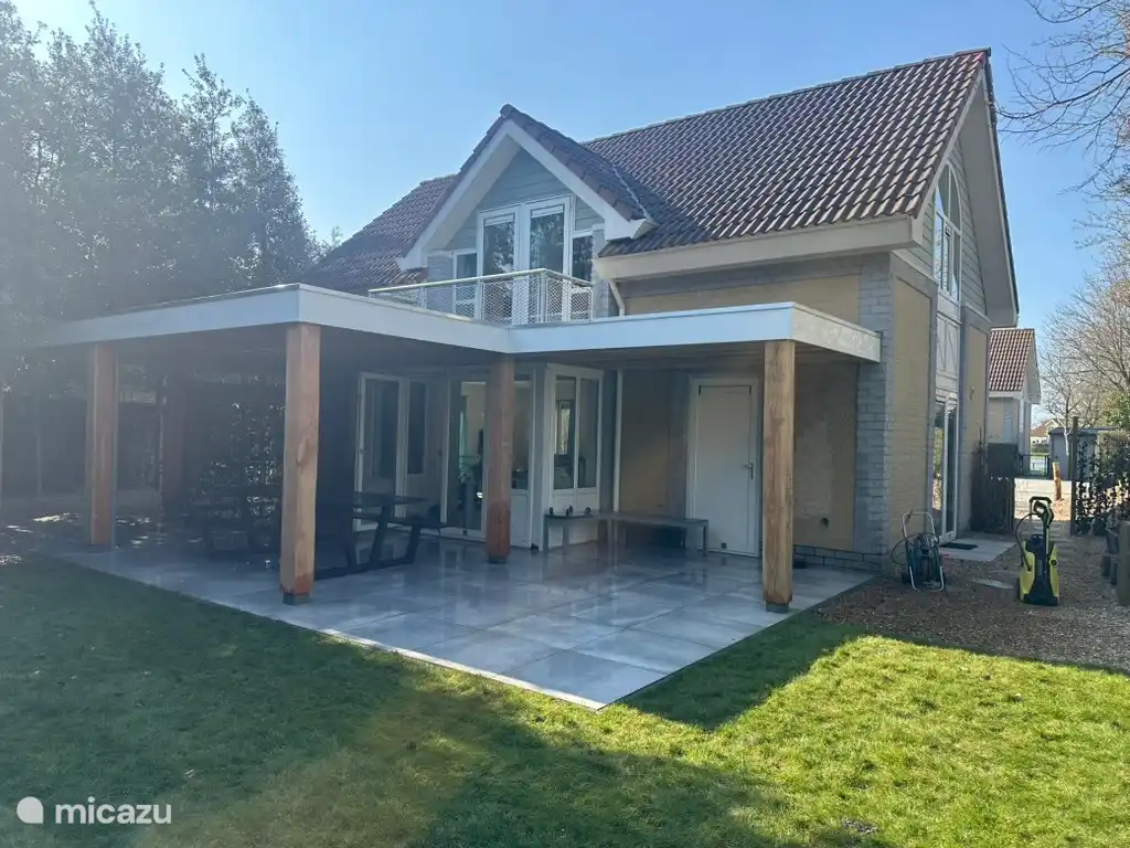 Overkapt terras met loungehoek en eettafel