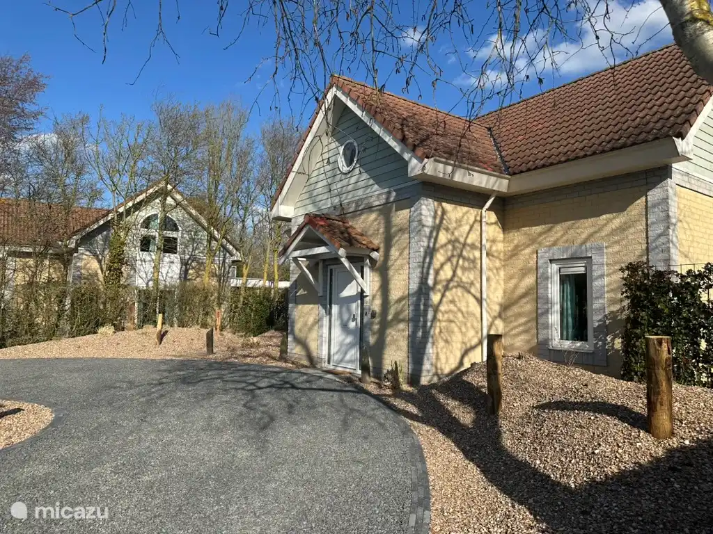 Strandvilla met grote oprit