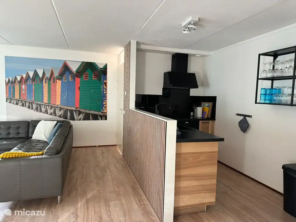 Woonkamer met open keuken