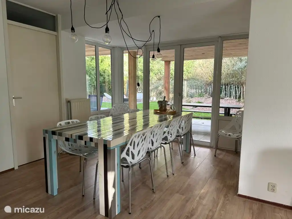 Serre met grote eettafel 