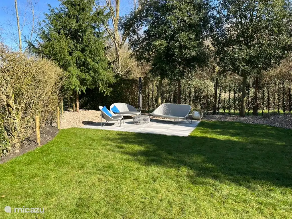 Grote tuin met meerdere terassen