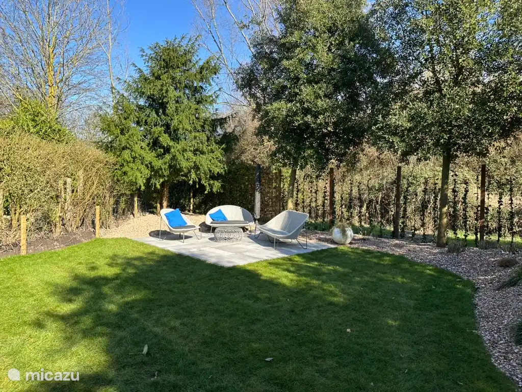 Ruime tuin geheel afgezet