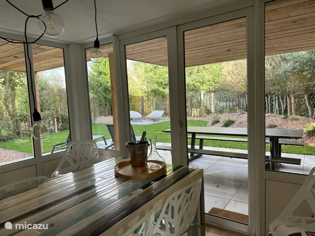 Eetdeel met openslaande deuren naar tuin