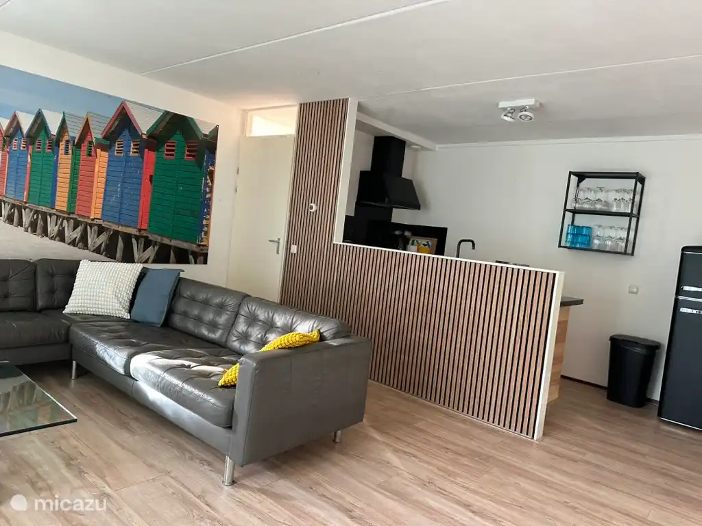 Ruime woonkamer, zithoek, open keuken