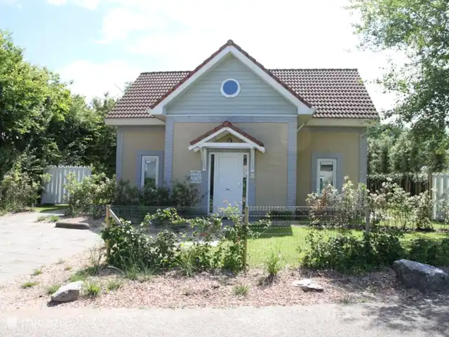 Maison zélandaise au bord de la mer | Pays-Bas, Zélande, Kamperland - maison de vacances Façade de la villa de vacances, entièrement clôturée