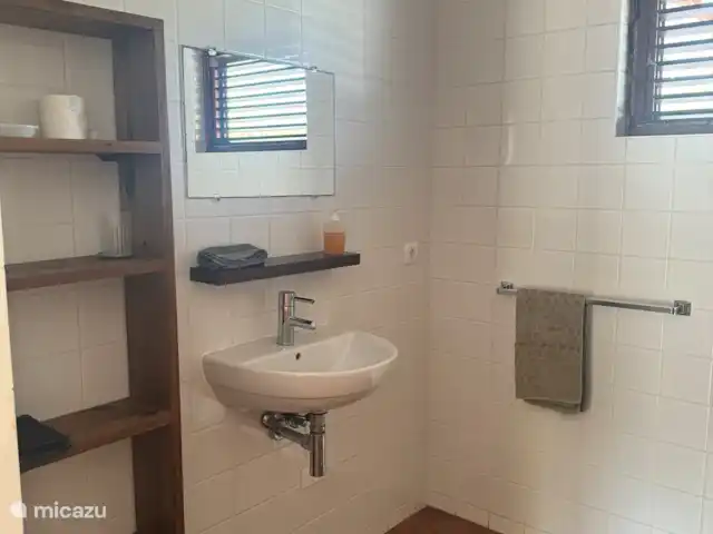 Villa Coral Curazao en Curazao, Bandabou (oeste), Coral Estate, Rif St.Marie - villa Baño perteneciente al dormitorio 1 planta baja