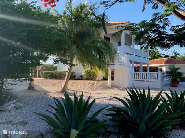 Villa Coral Curazao en Curazao, Bandabou (oeste), Coral Estate, Rif St.Marie - villa Vista de la villa desde el jardín, parte del extravagante visible