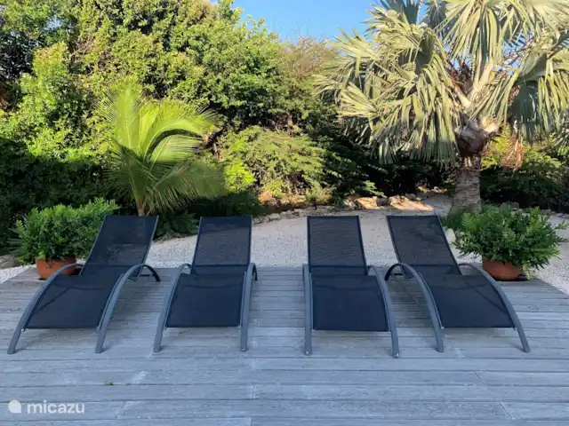 Villa Coral Curazao en Curazao, Bandabou (oeste), Coral Estate, Rif St.Marie - villa Tumbonas junto a la piscina