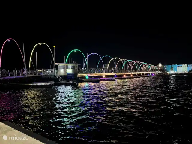 Villa Coral Curazao en Curazao, Bandabou (oeste), Coral Estate, Rif St.Marie - villa El famoso puente de la libra en Willemstad se ilumina por la noche
