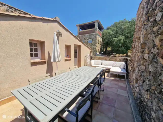 Hameau des Claudins nr 15 le Plan en Francia, Costa Azul, Le Plan-de-la-Tour - casa vacacional Terraza en la azotea con mesa de comedor y conjunto de salón