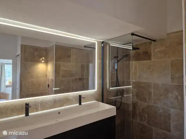 Hameau des Claudins nr 15 le Plan en Francia, Costa Azul, Le Plan-de-la-Tour - casa vacacional Cuarto de baño con ducha a ras de suelo y lavabo doble