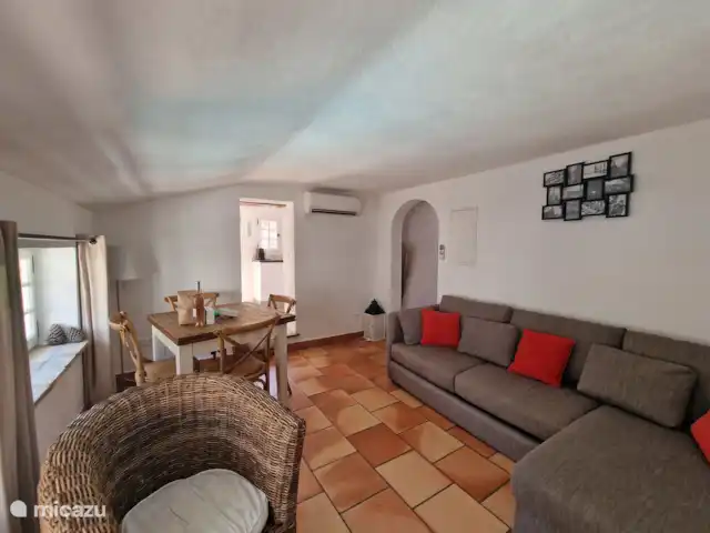 Hameau des Claudins nr 15 le Plan en Francia, Costa Azul, Le Plan-de-la-Tour - casa vacacional Sala de estar con TV y mesa de comedor