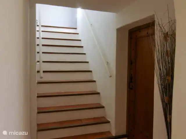 Hameau des Claudins nr 15 le Plan en Francia, Costa Azul, Le Plan-de-la-Tour - casa vacacional Escaleras al primer piso con dormitorio y baño a la derecha.