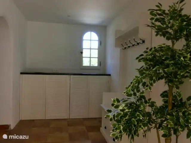 Hameau des Claudins nr 15 le Plan en Francia, Costa Azul, Le Plan-de-la-Tour - casa vacacional Salón en planta baja con lavadora/secadora y perchero