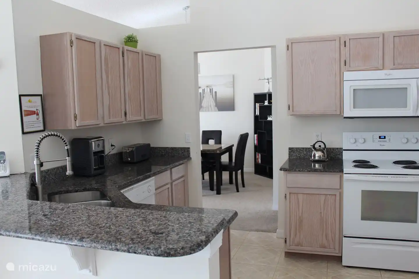 keuken met oven en microgolf