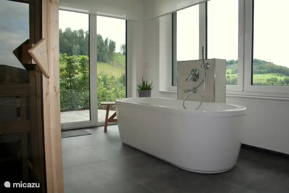 Ba&#241;o 3 (planta baja con sauna y acceso a jard&#237;n)