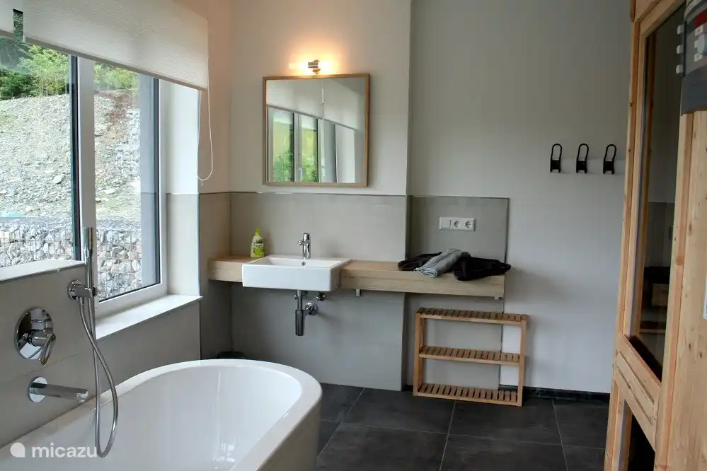 Ba&#241;o 3 (planta baja con sauna y acceso a jard&#237;n)