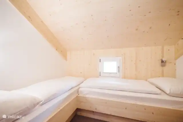 Ein Schlafzimmer mit zwei Einzelbetten