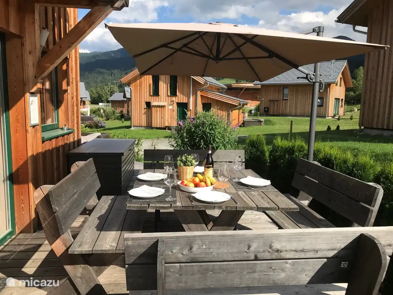 Esstisch im Freien auf der Terrasse
