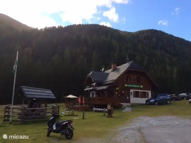 Gutes Essen und Trinken in der Karlhütte am Etrachsee