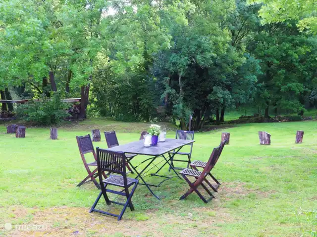 La Pigeonnière 5 | France, Dordogne, Martel - maison de vacances Table à manger avec chaises dans le jardin