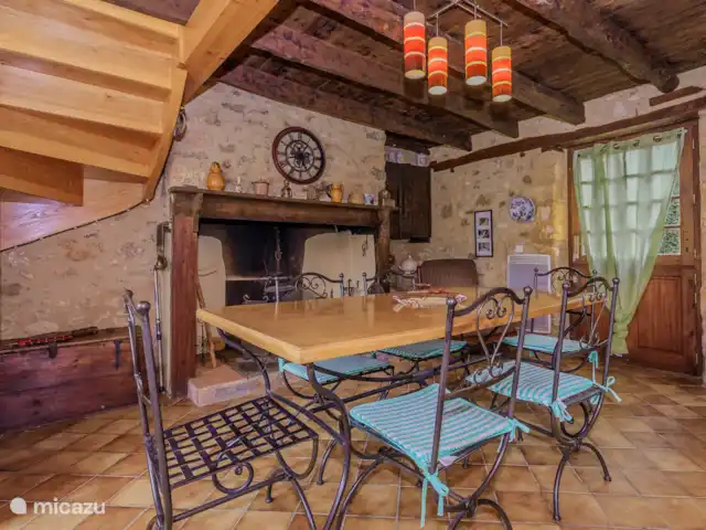 Sagelat en Francia, Dordoña, Belvès - casa vacacional Mesa de comedor