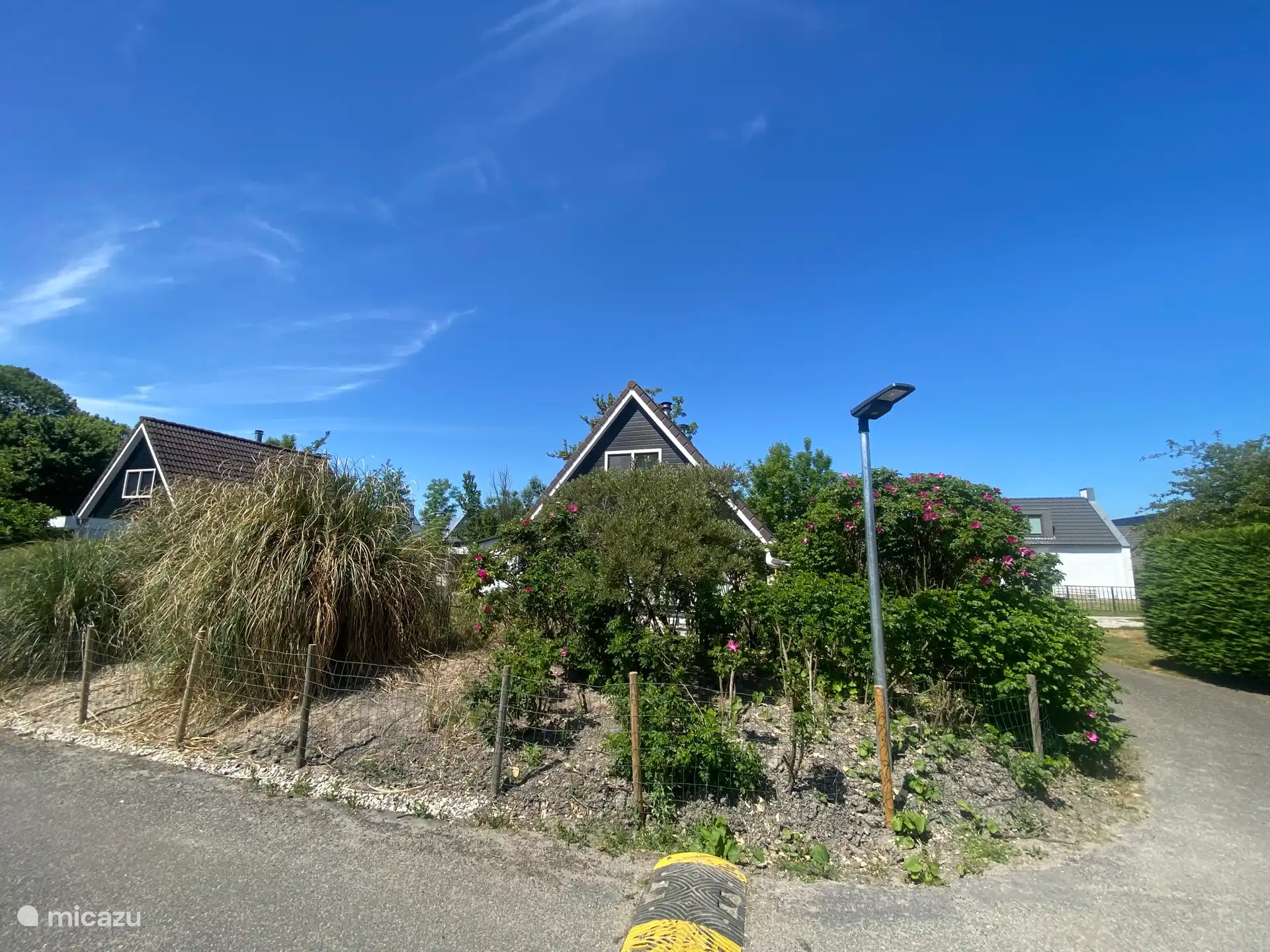 Ecklage mit Anfahrtsstraße mit Nebenstraße (nicht befahrbar)  