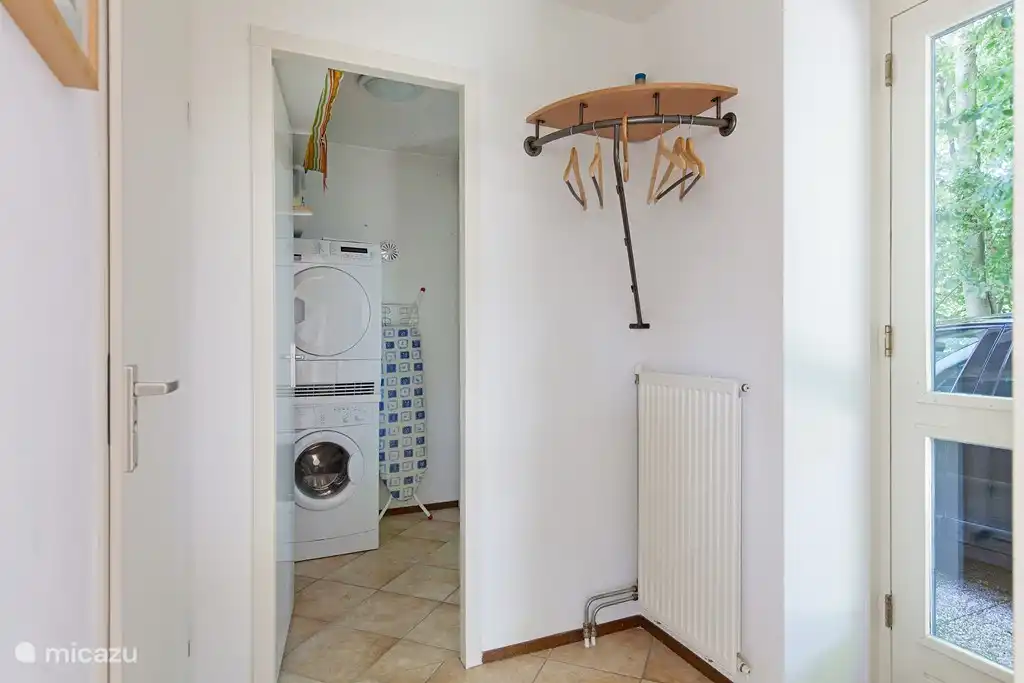 Hauswirtschaftsraum mit Waschmaschine und Trockner