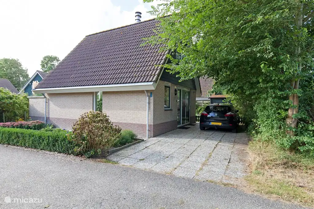 Hinten mit einem eigenen großen Parkplatz