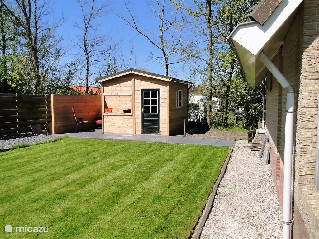 Blockhaus, davon teilweise ein Vordach