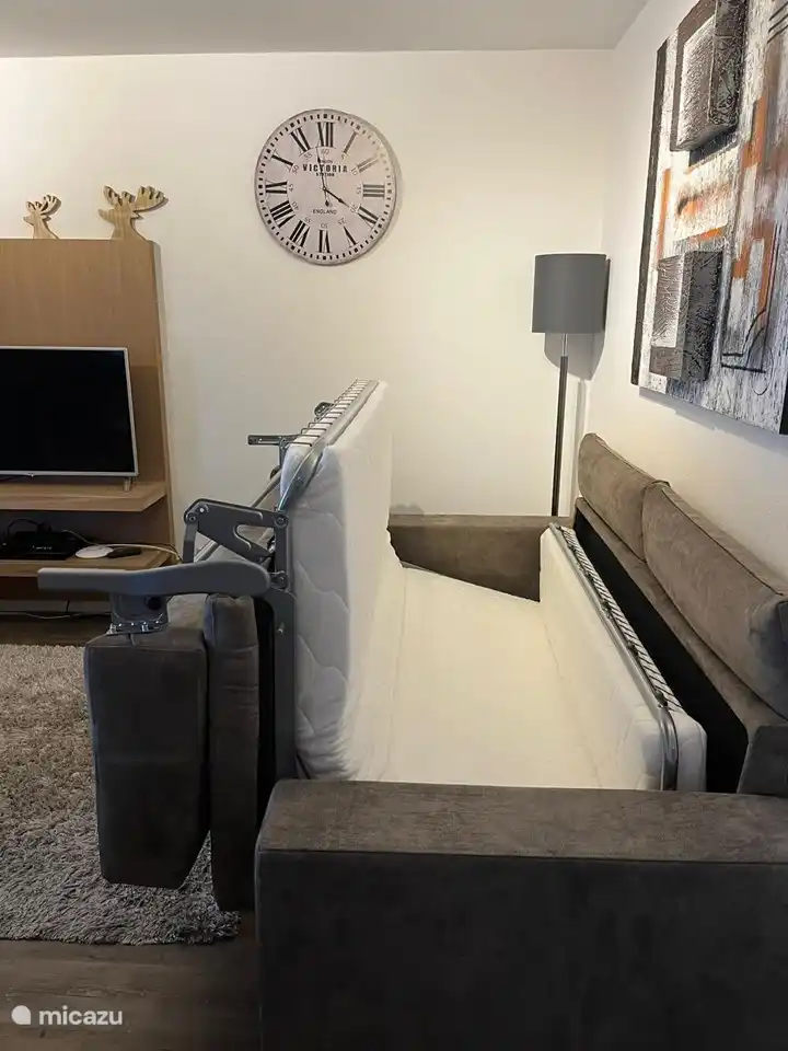 In five seconds you have converted the sofa into a spacious bed with its own mattress (is hidden in the sofa). See next photo for the result.