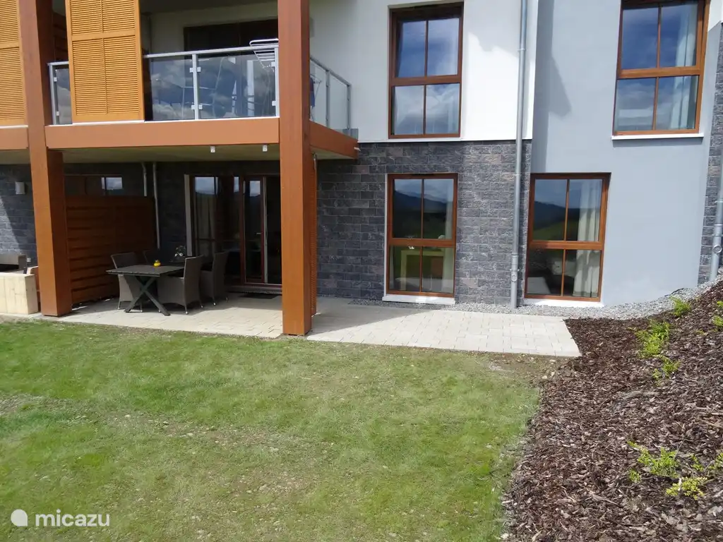 Apartment over the entire width. The light gray wall is the bedroom.
