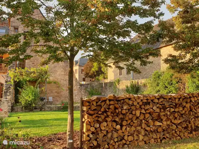 landhuis / kasteel huren in Frankrijk, Corrèze, Ayen – Abdij Er is voldoende hout voor mooie haardvuren.
