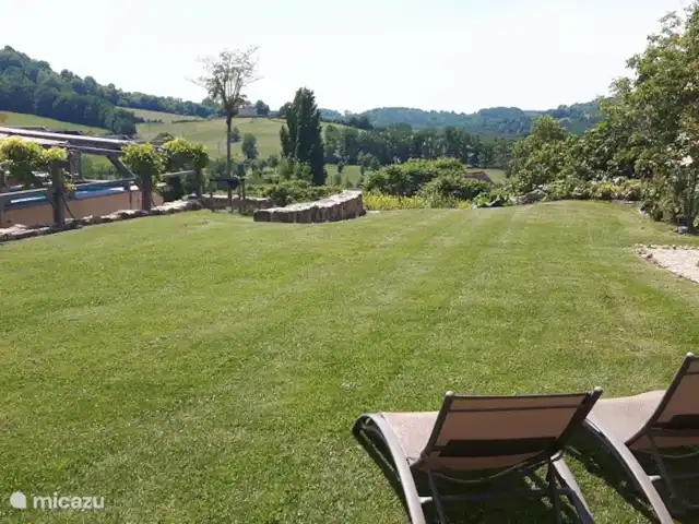 landhuis / kasteel huren in Frankrijk, Corrèze, Ayen – Abdij Mooi voetbal, badminton of tafel tennis gazon. Gewoon lekker genieten van het uitzicht kan natuurlijk ook.