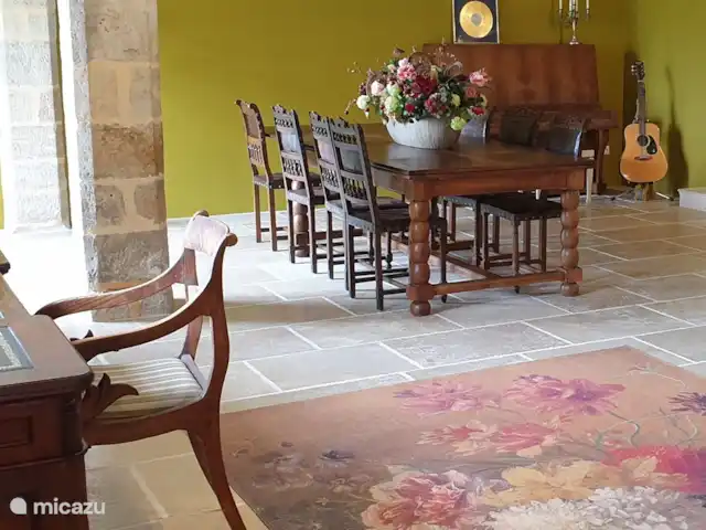 landhuis / kasteel huren in Frankrijk, Corrèze, Ayen – Abdij Dit jaar hebben we de muren olijf/mosterd/groen gemaakt. De kleur is door een lokale kunstenares gemengd.