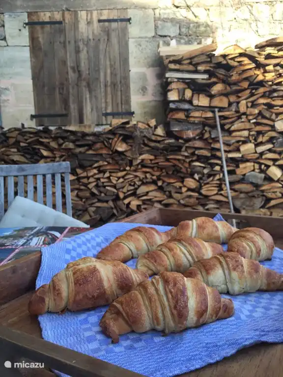 Jeden Tag frische Croissants vom Bäcker um die Ecke. Genug Holz für den Kamin