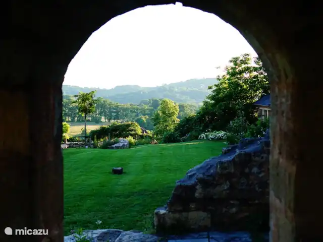 landhuis / kasteel huren in Frankrijk, Corrèze, Ayen – Abdij uitzicht vanaf terras