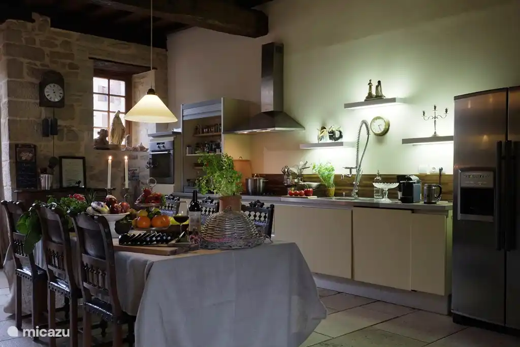 Große Küche großzügig mit allem, was man zum Kochen und leckeres Essen muss eingerichtet.