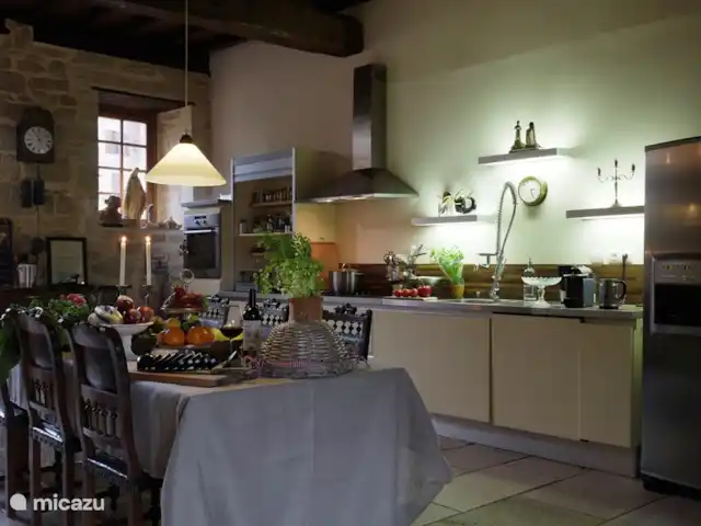 landhuis / kasteel huren in Frankrijk, Corrèze, Ayen – Abdij Grote woonkeuken royaal ingericht met alles om lekker te kunnen koken en eten.
