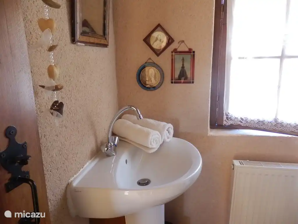 Kleines Badezimmer mit Duschkabine und Toilette im Turm des Hauses. Im Erdgeschoss des Hauses befindet sich ein großes Badezimmer.