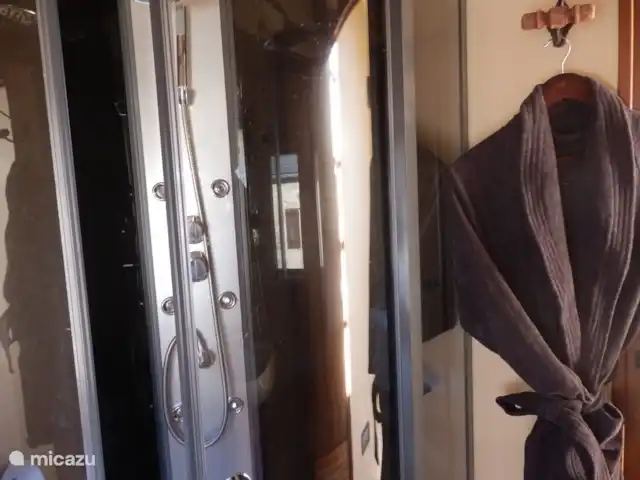 landhuis / kasteel huren in Frankrijk, Corrèze, Ayen – Abdij Douchecabine in de toren