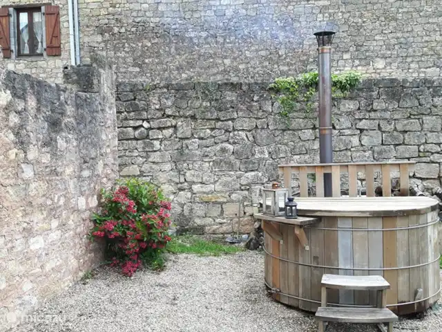 landhuis / kasteel huren in Frankrijk, Corrèze, Ayen – Abdij Een hout gestookt 6 pers. Storvatt, om s'avonds romantisch naar de sterren te kijken.