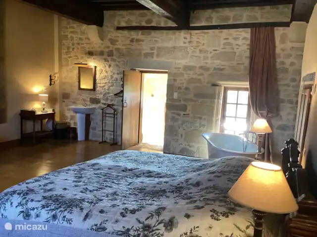 landhuis / kasteel huren in Frankrijk, Corrèze, Ayen – Abdij Master Bedroom met bad in de kamer en bed met 2 x 90 x 200 matrassen.
