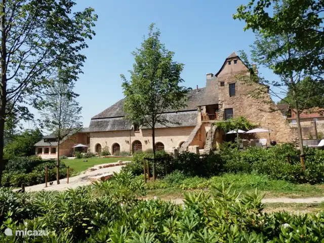 landhuis / kasteel huren in Frankrijk, Corrèze, Ayen – Abdij Voorzijde van de Abdij