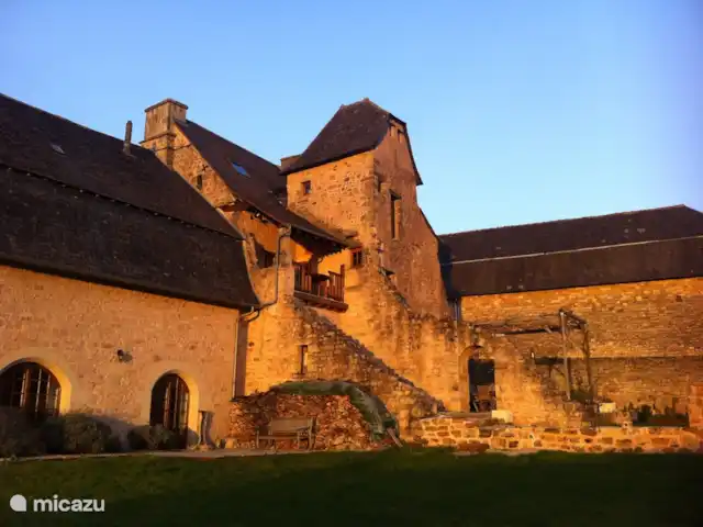 landhuis / kasteel huren in Frankrijk, Corrèze, Ayen – Abdij Speciale rode avondlicht, uniek in deze regio